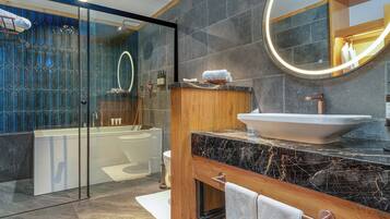 Premium Room | Bathroom | Separate tub and shower, jetted tub, free toiletries, hair dryer