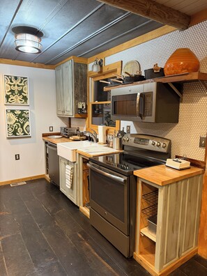 冷蔵庫、電子レンジ、オーブン、コンロ