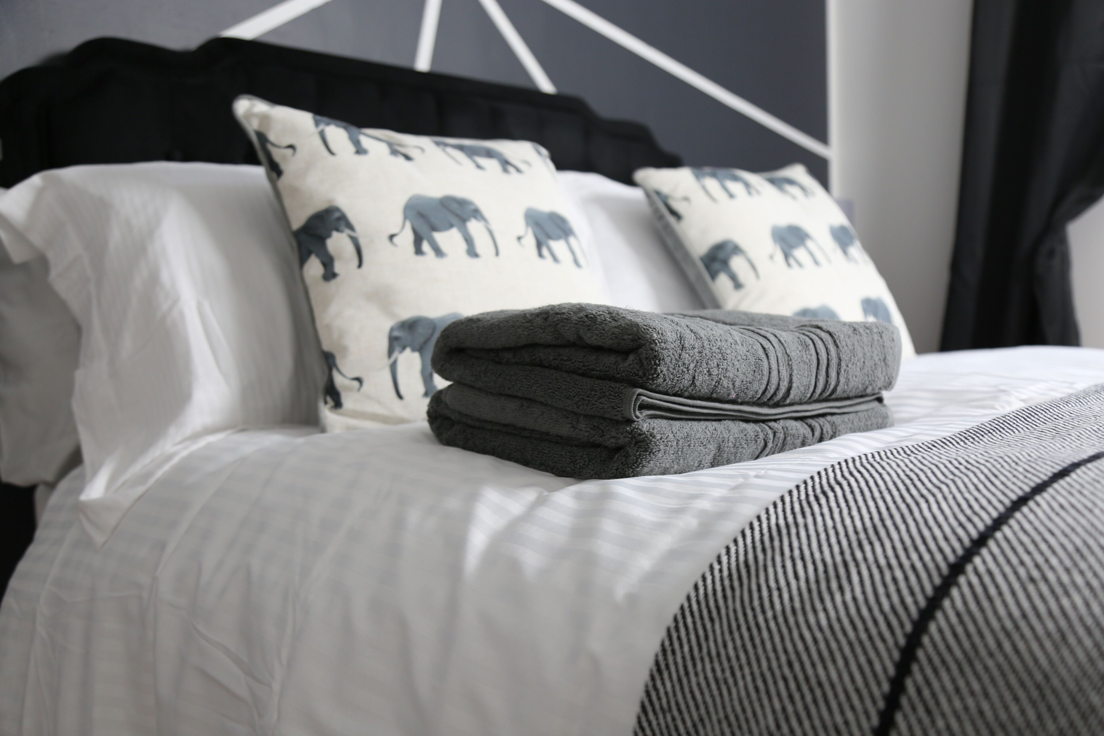 3 slaapkamers, een bureau, een strijkplank/strijkijzer, reisbedje