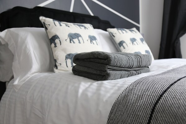 3 bedrooms, desk, iron/ironing board, travel crib