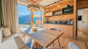 Une cuisine moderne avec des meubles en bois, un plan de travail noir et un four à micro-ondes encastré.