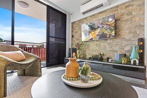 Smart TV, stereo - Modern Apartment with Esplanade Views Near the Hospital (Cairns)