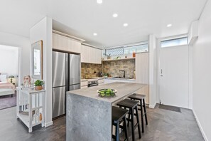 Kylskåp, mikrovågsugn, ugn och spishäll