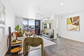 Smart TV, stereo - Modern Apartment with Esplanade Views Near the Hospital (Cairns)