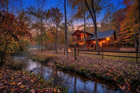 外観. Private Cozy Cabin w/ Hot Tub in Blue Ridge!