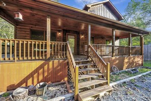 Exterior - Private Cozy Cabin w/ Hot Tub in Blue Ridge! (Blue Ridge)