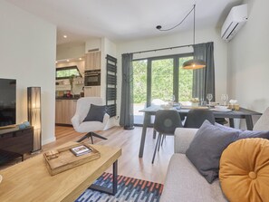 TV - Beautiful chalet in the middle of the woods (Zutendaal)