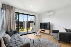 TV, offices - Albert Abode (Albert Town)