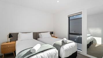 2 dormitorios, escritorio, tabla de planchar con plancha y wifi