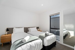 2 bedrooms, desk, iron/ironing board, WiFi - Albert Abode Summary: (Albert Town)