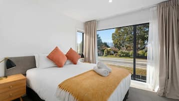 2 bedrooms, desk, iron/ironing board, WiFi