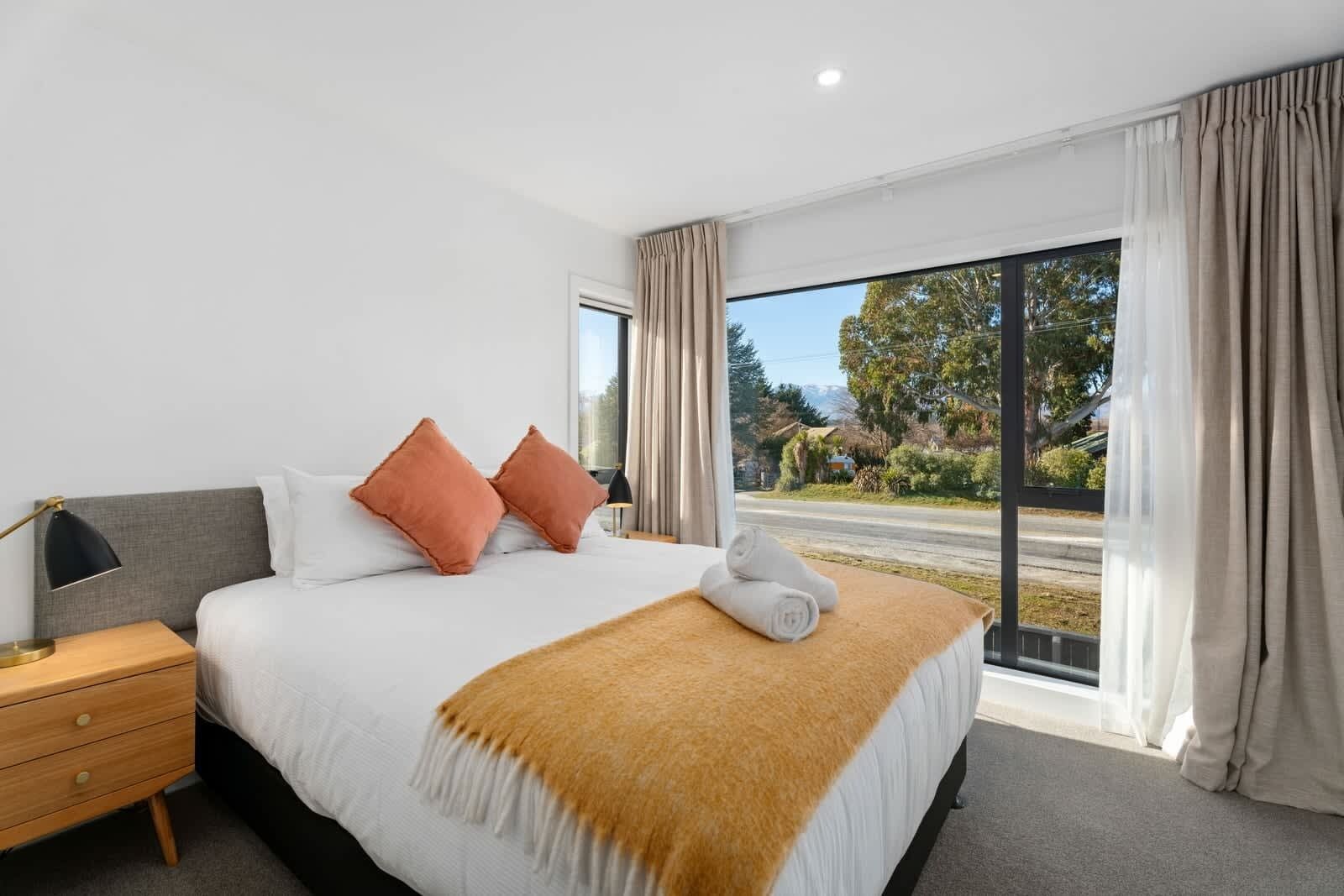2 bedrooms, desk, iron/ironing board, WiFi