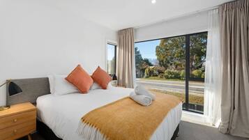 2 bedrooms, desk, iron/ironing board, WiFi