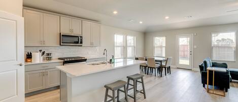 Een koelkast, een magnetron, een kookplaat, een vaatwasser