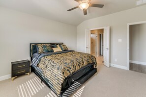 4 bedrooms, iron/ironing board, internet, bed sheets