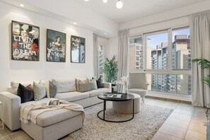 3 bedrooms - Luxury 2BR Maid Enjoy Stunning Marina View (Dubai)