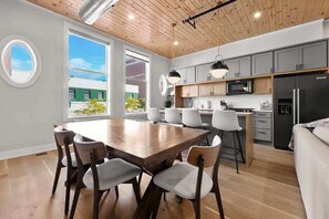 Kylskåp, mikrovågsugn, ugn och spishäll