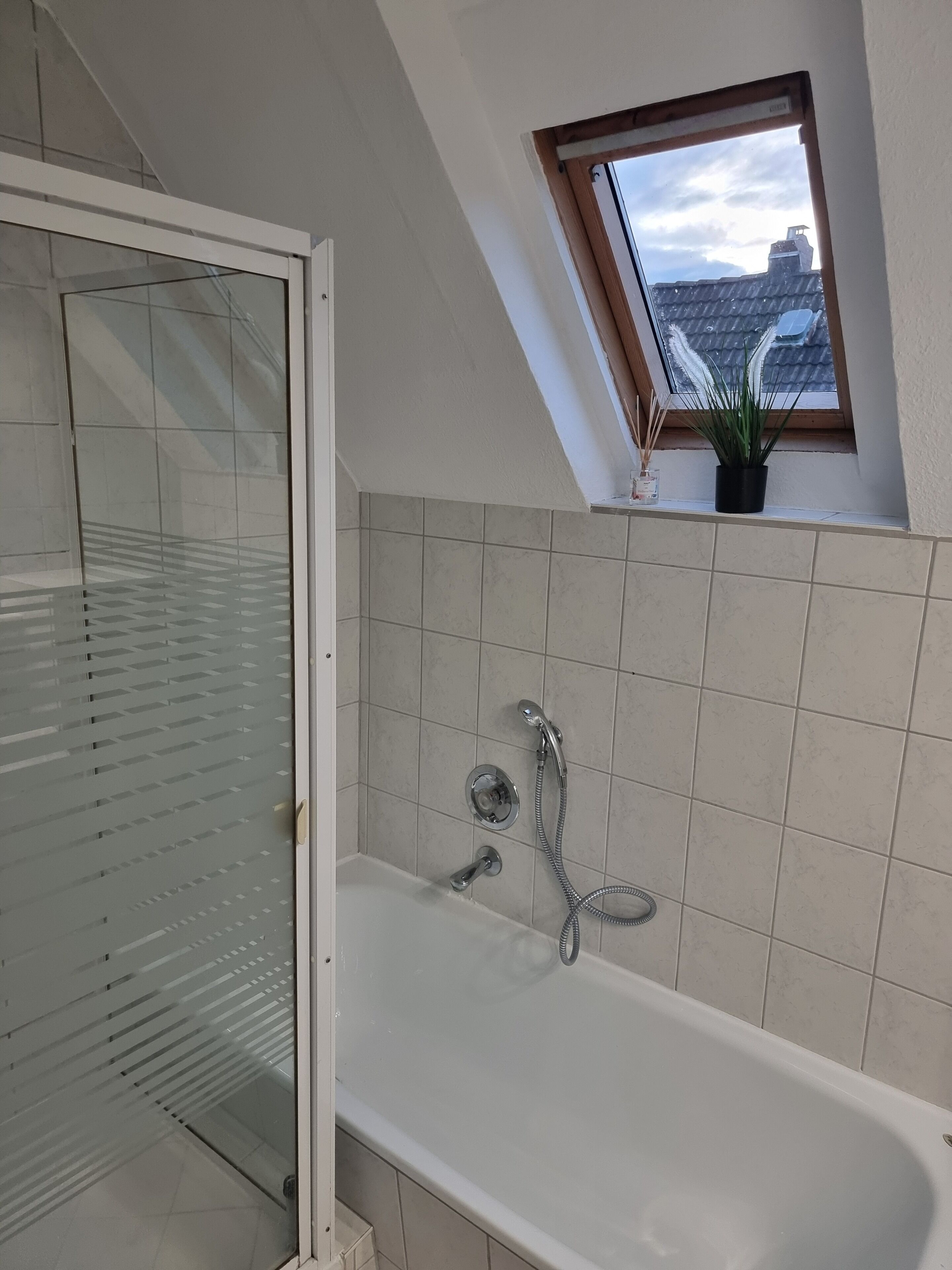 Haartrockner, Handtücher, Seife, Toilettenpapier