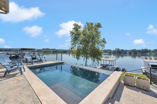 Tranquil Tides-Luxury Waterfront home, pool & dock