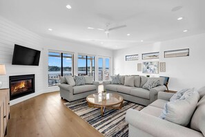 Smart TV - Tranquil Tides-Luxury Waterfront home, pool & dock (Kingsland)