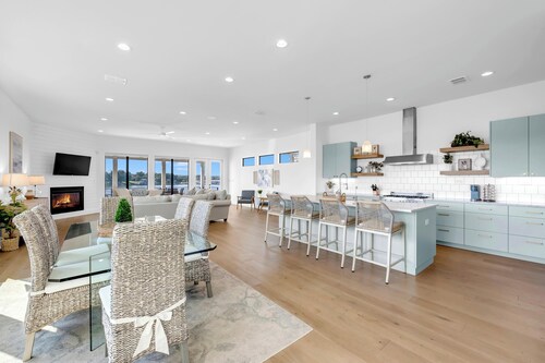 Tranquil Tides-Luxury Waterfront home, pool & dock