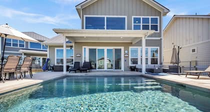 Village Oasis-Pool, Boat Lift, & Game Room