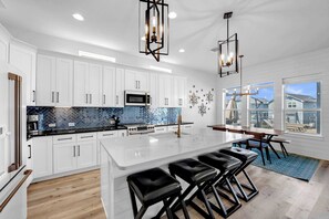 Fridge, microwave, oven, stovetop - Village Oasis-Pool, Boat Lift, & Game Room (Kingsland)