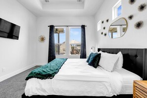 4 bedrooms, WiFi, bed sheets - Village Oasis-Pool, Boat Lift, & Game Room (Kingsland)