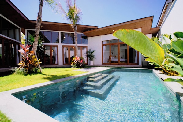 Lyxvilla - 4 sovrum - utsikt mot poolen | Pool | Inomhuspool