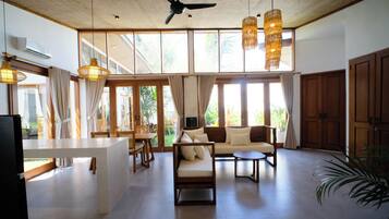 55-inch Smart TV with cable channels, Netflix, iPod dock