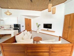 55-inch Smart TV with cable channels, Netflix, iPod dock - Maravilla Complex (Penida Island)