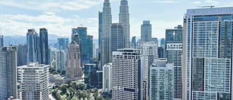 6 Innenpools, Sonnenschirme, Liegestühle