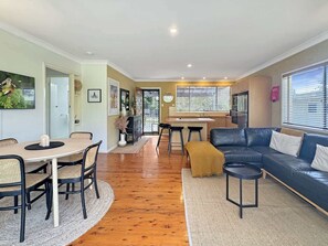 TV - Pet-Friendly 2-Bed Beach House with Garden & BBQ (Surf Beach)