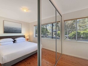 2 bedrooms, WiFi, bed sheets - Pet-Friendly 2-Bed Beach House with Garden & BBQ (Surf Beach)