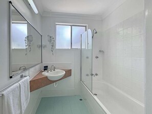 Douche, sĂšche-cheveux, serviettes fournies, shampoing