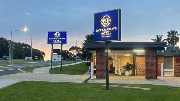 The Ocean Views Motel with a clear entrance and a sign indicating the Lakes Entrance. - Ocean Views Motel Lakes Entrance (Kalimna)
