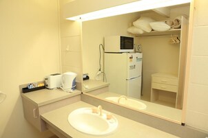 基础双人房, 海洋景观 | 浴室 | 淋浴设施、毛巾、肥皂、洗发水