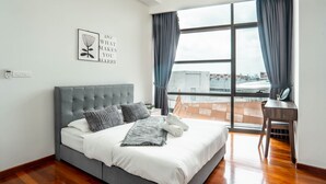 Un dormitorio moderno con una cama grande, un escritorio y una ventana con cortinas.