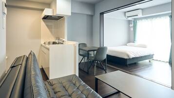 Habitació amb dos llits individuals Deluxe | Espai de treball apte per a portàtils i wifi gratuïta