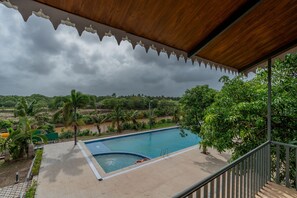 Outdoor pool - Kings Kraft River Side Resort (Talala)