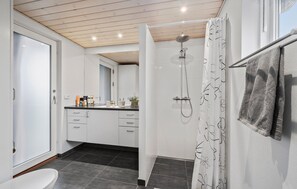 Shower - Awesome home in Kerteminde with WiFi (Kerteminde)