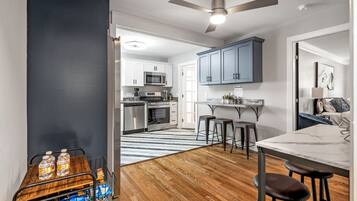 Frigorífico, microondas, horno y placa de cocina