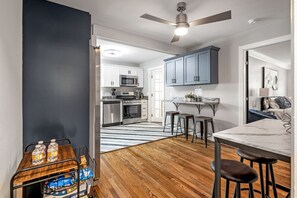 Frigorifero, microonde, forno, piano cottura