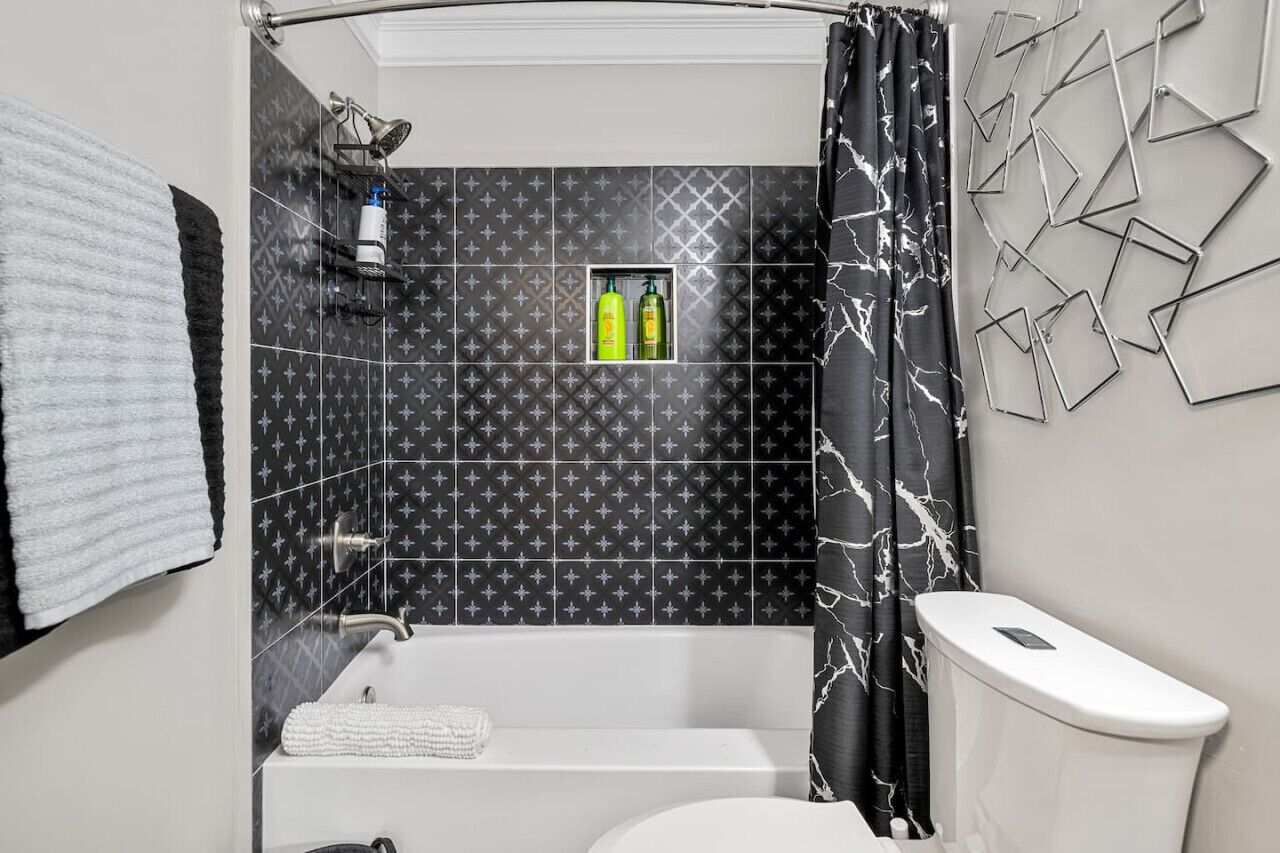 Un baño con ducha, inodoro y lavamanos.