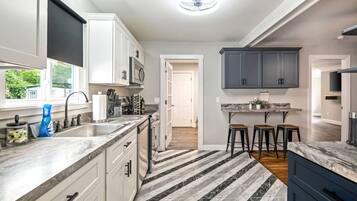 Kylskåp, mikrovågsugn, ugn och spishäll