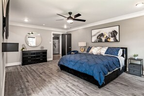 4 bedrooms, iron/ironing board, free WiFi, bed sheets - Fenced Yard, Swing Set: Pawfect for Family & Dogs! (Petersburg)