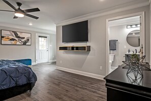 4 bedrooms, iron/ironing board, free WiFi, bed sheets