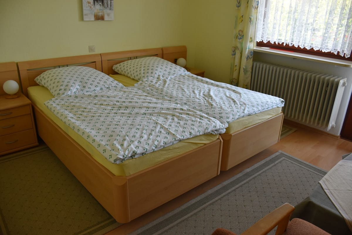 Cunas, wifi gratis y ropa de cama