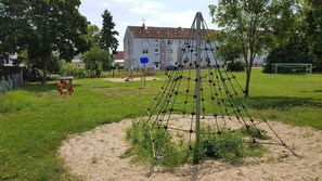 Children's area - Apartment 'Ferienwohnung Randowtal-Schmölln' with Shared Garden and Wi-Fi (Randowtal)