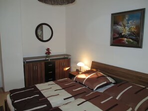 2 bedrooms, iron/ironing board, free WiFi, bed sheets